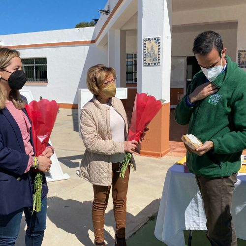 La diputada de Igualdad, Carmen Collado, entrega un reconocimiento al CEE Virgen del Pilar