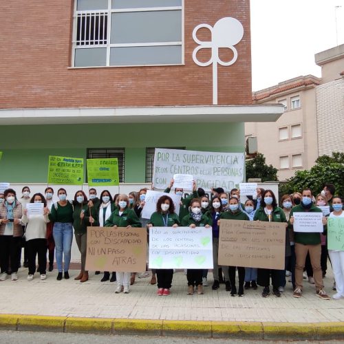 El personal de los centros de AFANAS SCRT realiza concentraciones de protesta para exigir a la Junta una mejor financiación que evite su cierre